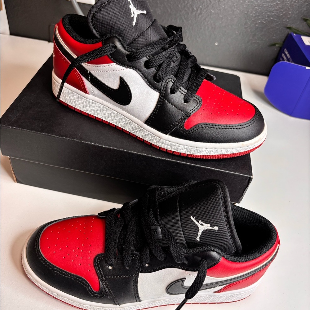 Jordan 1 low Bred toe (gs) size 3.5y